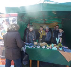Prezentacja uczniów ZSOiZ w Czyżewie na Wiosennych  Targach  Ogrodniczych w Szepietowie